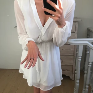 Vit klänning - Vacker vit klänning från Nelly trend. Storlek 38, men passar mig som vanligtvis är en storlek 36💗