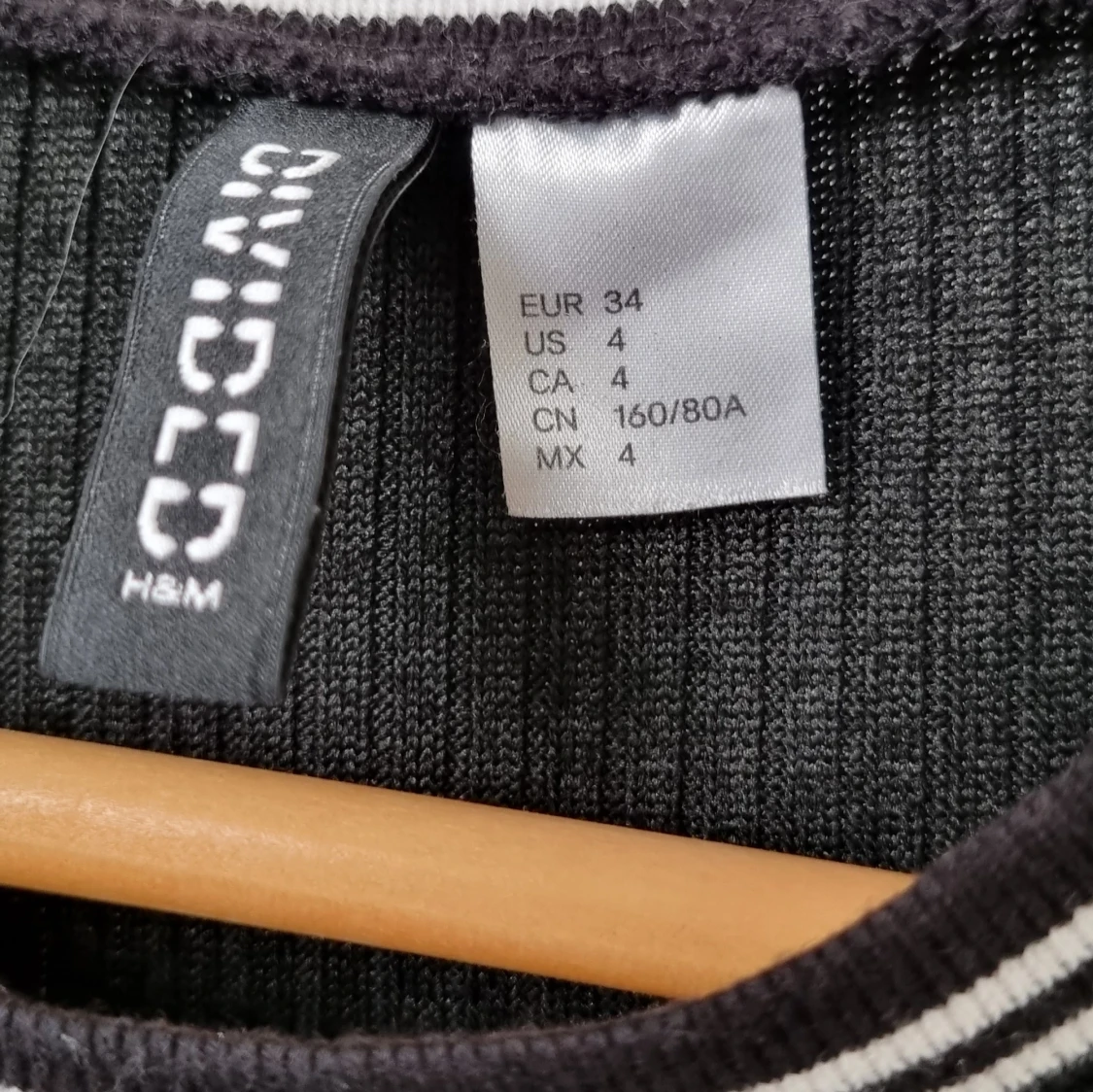 Divided svart ribbad klänning 34 - 91