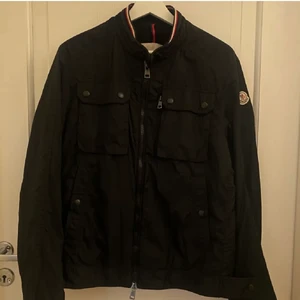Moncler jacka - Svart moncler jacka i storlek 3 (M/L) i modellen levens giubotto. I väldigt fint skick och sparsam använd.