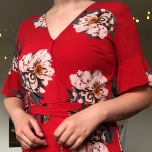 Röd blommig byxdress  - Superfin blommig byxdress perfekt inför sommaren!! Med band i midjan ifall man gillar det! Storlek 40 men skulle säga att den är lite mindre. 