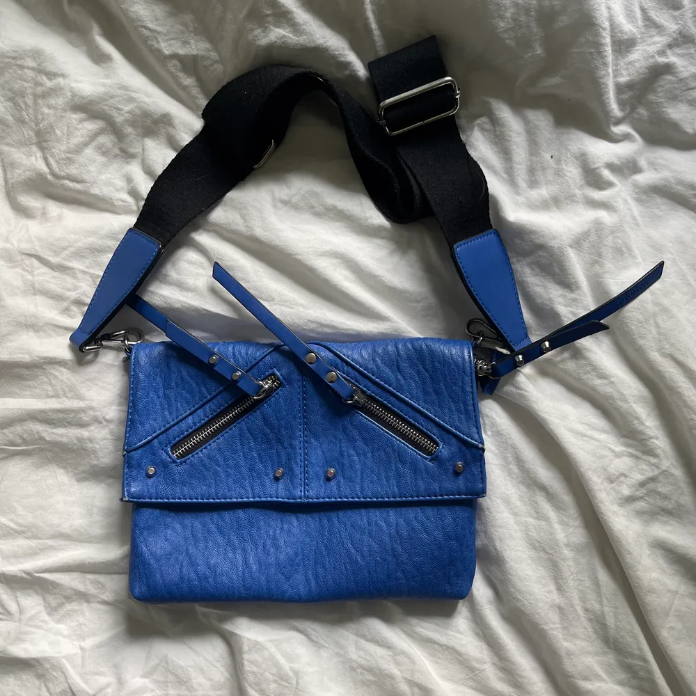 Superfin blå väska, använd ett fåtal gånger. Accessoarer.