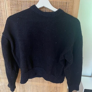 Cos tröja - Snygg stickad tröja från Cos (stl s) blå svart är färgen 