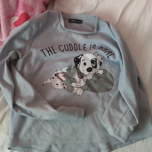 The cuddle is real - Fin blå tröja med en katt och en hund på❤️