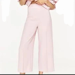 Byxor  - Byxor från Zara som tyvärr knappt använts. Köparen står för frakt!