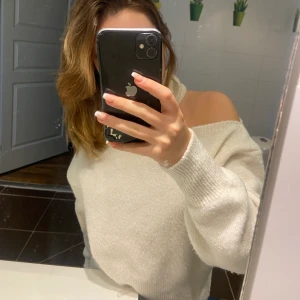 Stickad tröja med en axel  - Superfin och sjön stickad tröja. Perfekt höst tröja 