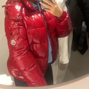 Röd moncler jacka - Säljer denna fina jacka som är andvänd fåtal gånger, skriv privat om ni vill ha fler bilder