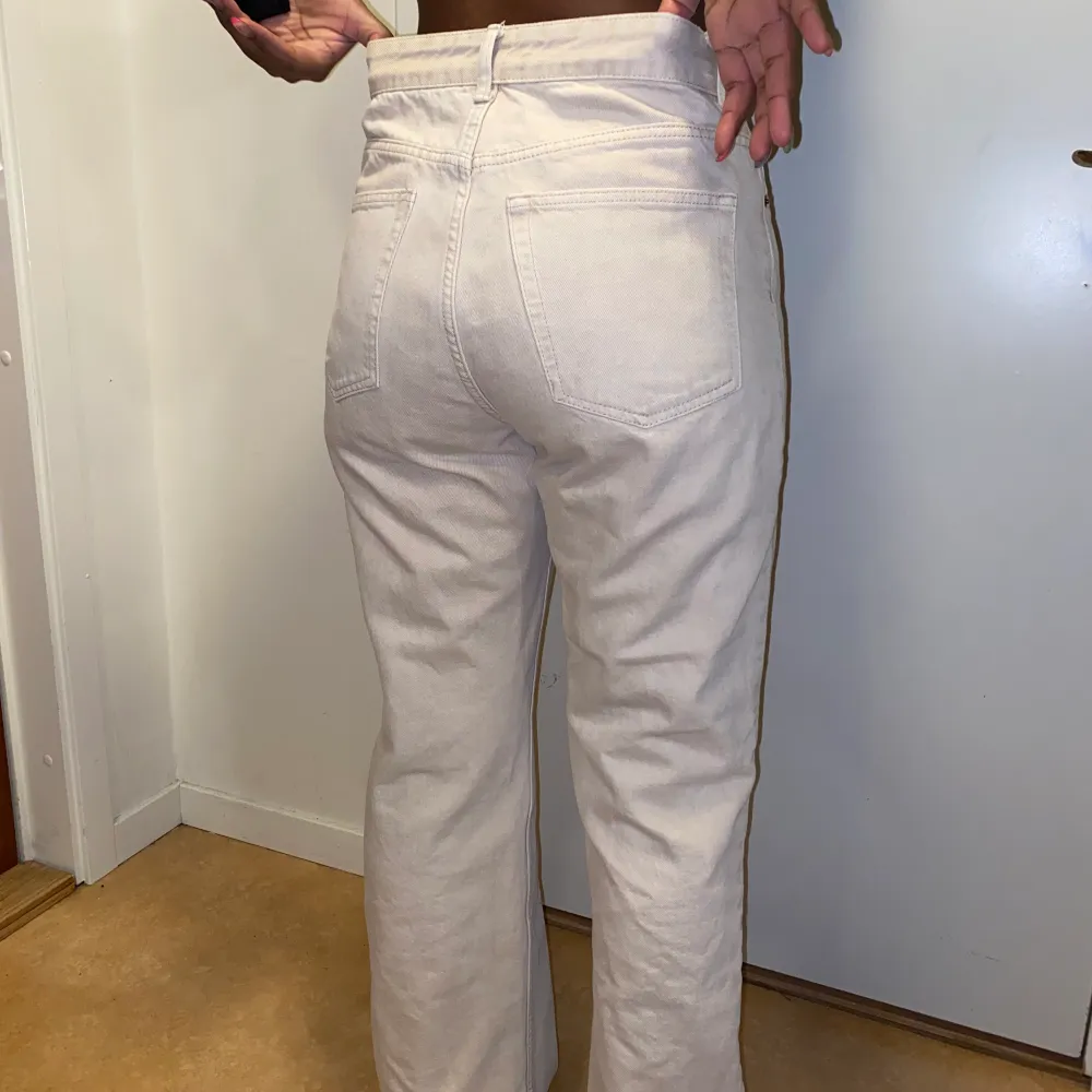 Benvita byxor från Hm storlek 40. Gott skick men är alldeles för stora nu.. Jeans & Byxor.