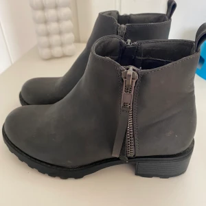 Skor strl 37 - Fina skor i storlek 37, använda 2ggr så i nyskick! Finns i onsala/kungsbacka. Kan mötas   i kungsbacka/onsala/vallda/fjärås.