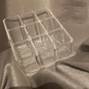 Den är i plast - Den är genomskinlig och väldigt fin