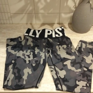 Elly pistol - Tights säljes i fint skick då dom är lite för små.