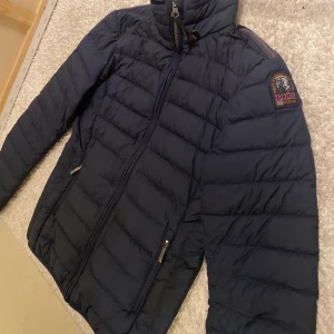 Parajumper storlek Y-L - Detta plagg är från kids brandstore och är endast använd fåtal gånger. Storleken är Y-L men jag sov är XS/S passar i den perfekt. Jackan är i bra skick. Den köptes för 3200kr men säljer den för 2000kr. Alltså -1200kr. 