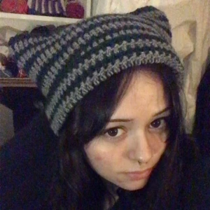 CAT beanie  - En cat beanie virkad av mig, i grått och mörkgrön🫶🫶 tryck inte på ”köp nu”. För 100kr+frakt, kan även mötas upp runt Helsingborg. Kolla gärna in mina andra saker jag virkat:))