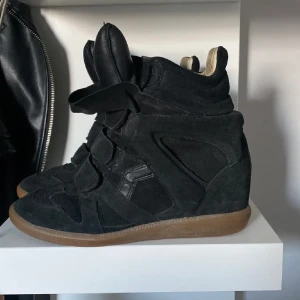 Isabel Marant  - Säljer mina älskade isabel marant sneakers i fint skick (självklart äkta). Säljer för att de inte används. Vid snabb affär kan pris diskuteras. Nypris 5000.