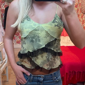 Supercool topp ifrån Derhy💚 - Topp med coola detlajer ifrån Derhy! Jättefint skick💖 Storlek M (toppen kan spännas) 