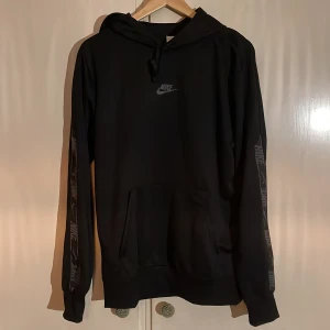 NIKE REPEAT HOODIE - Luvtröja - Säljer en helt ny Nike Hoodie som är väldigt fin och stilren. Original pris är 749kr säljer min för 450.😁