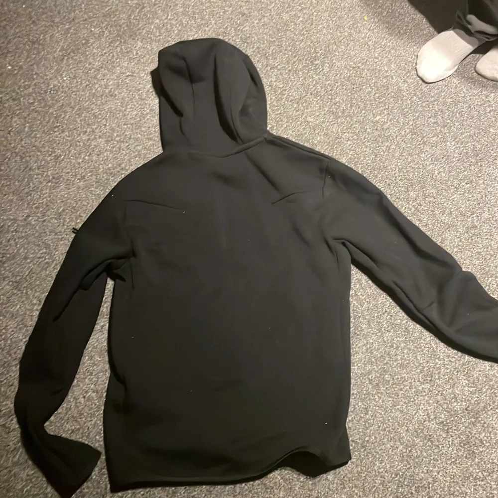 Nike tech fleece. Använd ett fåtal gånger och numera bara tar plats i garderoben.. Övrigt.