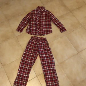 Rutig pjamas sätt storlek 134/140 - Rutiga pjamas sätt! Inkluderar ej frakt eller Swish. Tar Swish