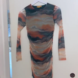 Klänning - Väldigt cool klänning köpte på Young Gina😍 Andvänd 1 gång!
