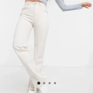 Vita jeans stradivarius - Jeans från ASOS, sitter väldigt fint och är i storlek 34. Köpt för 399kr men säljer för 150 + frakt, pris kan annars diskuteras