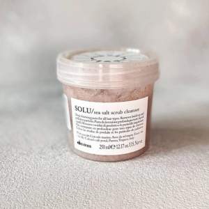 SOLU Sea Salt Scrub Cleanser är en djuprengörande produkt som passar alla hårtyper. En ren och balanserad hårbotten är grunden till ett vackert och hälsosamt hår