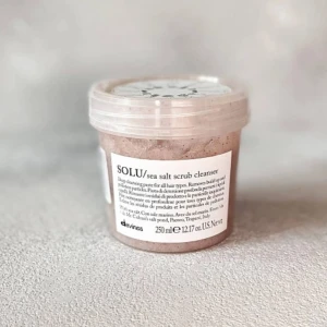 Skönhet - SOLU Sea Salt Scrub Cleanser är en djuprengörande produkt som passar alla hårtyper. En ren och balanserad hårbotten är grunden till ett vackert och hälsosamt hår