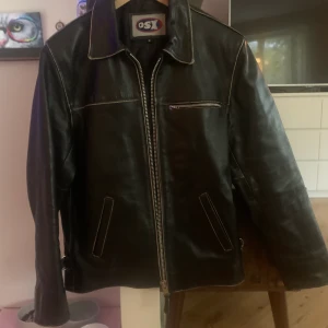 Läderjacka - Säljer denna OXS läderjackan! Fick den av mamma tror den är en biker jacka egentligen! Svin cool och i jättebra skick! Original pris runt 1000kr. Fri frakt 📦  OBS jag sätter på budgivning då många är intresserade och då kan de avslutas snabbare👍