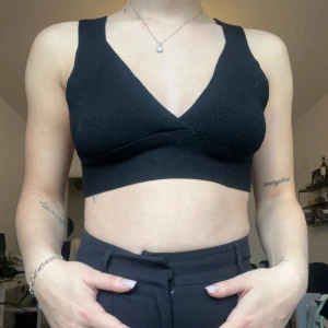 Stickad svart topp från zara - Fint skick, använd endast en gång