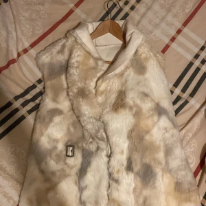 Väst i fuskpäls  - Fint väst i fuskpäls i färgen beige som passar både i storlek S och M