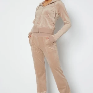 Säljer beige juicy couture tröja🥰 - Hej! Jag heter Melina och säljer en juicy couture kofta i färgen beige! Tröjan är äkta och köpt för 1300 kr. Men nu säljer jag den för 450 kr. Ifall någon är intresserad så skriv i dm då. Tack så mycket 😊 