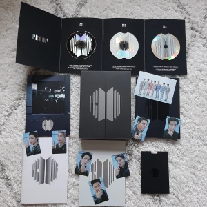 BTS Official Proof Standard Edition - Hej! Säljer mitt album då jag inte har något behov av den längre. Skivorna har aldrig blivit spelade och allt som ingår syns på bild 1, den ena boken kom tyvärr skadad (bild 3) men detta påverkar dock inte funktionen. Hör gärna av er om ni undrar något!<3