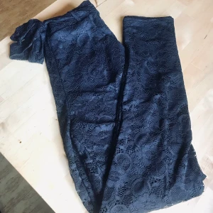 Fodrade spetsbyxor stl Small - Sgs nyskick- använda 2-3 ggr. Inga defekter. Knytband i midjan. Bekväma då de är fodrade. Kan se edgy eller eleganta ut beroende på styling. Köparen betalar frakten.