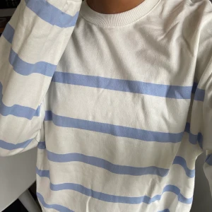 Randig tröja - Randig tröja från Lager 157. Endast använd en gång, därav i väldigt bra skick🦋🦋