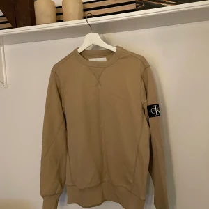 Calvin Klein tröja  - Säljer nu min Calvin Klein tröja i färgen beige, tröjan är knappt använd och är i bra skick. Det är storlek S 