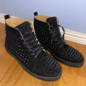 Christian Louboutin skor - Svarta Louboutin skor, storlek 43. Aldrig använda. Pris 5499kr kan gå ner vid snabb affär.  