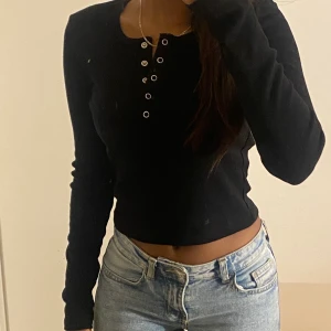 Svart långärmad tröja M - Jätte fin svart långärmad tröja i storleken M knappt använd💗