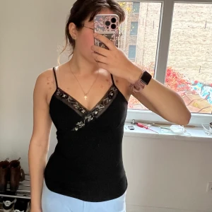 Svart topp - Säljer denna fina svarta topp! Toppen är i jätte fin sick❤️