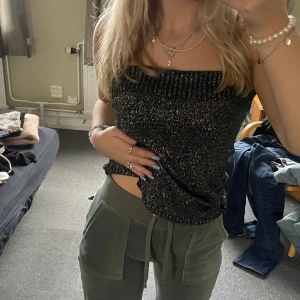 glittrig topp - svart glittrig bandou topp i storlek S 🪩
