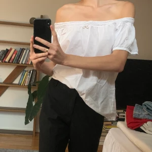 Blus - Off-shoulder blus i storlek s. 