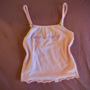 Dollskill top - Hej säljer min Dollskill top som verkligen är så söt, fast inte riktigt min stil längre! 💕frakten ligger på 45kr <33