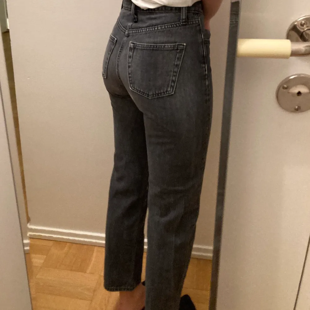 Mom-jeans i svart från UniQlo. Midjan är 61 cm(dock stretchiga!) , så byxorna motsvarar ungefär XS. skriv om du har någon fundering! . Jeans & Byxor.