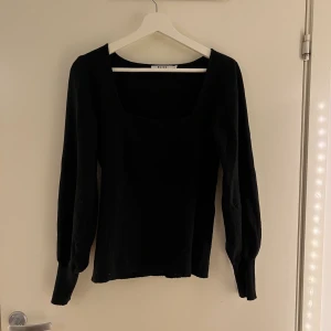 Tröja - Stickad tröja med fyrkantig urringning, superfin och så skön!