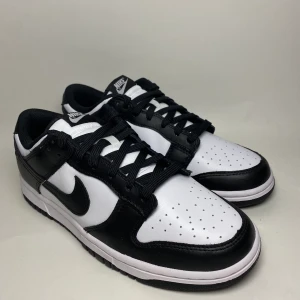 Nike dunk low panda  - Nike dunk low panda  - 10/10 Nya - storlek 42,5 W - passar både killar & tjejer.  - pris 1649kr exklusive frakt - allt orginal ingår.   Kontakta vid köp eller ytterligare frågor!   Mvh PlugYstad 