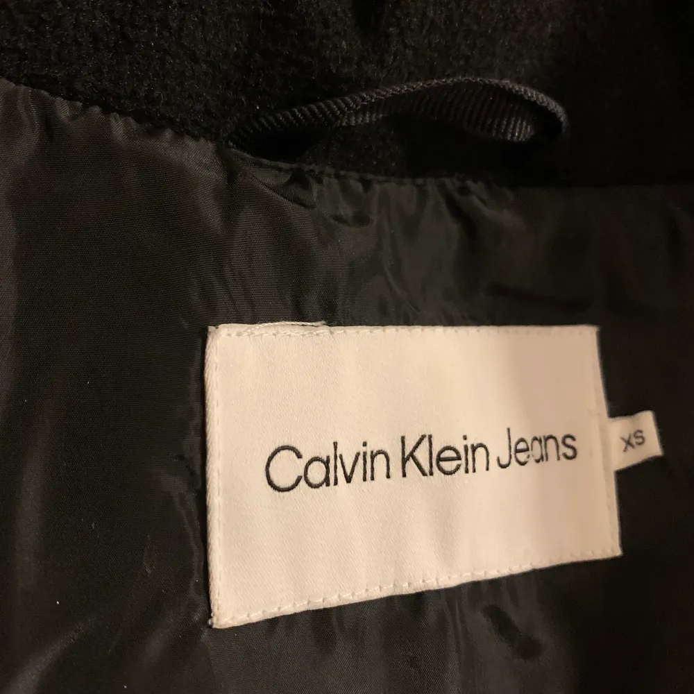En superfin vinterjacka från Calvin Klein. Precis köpt. Säljer pga att jag köppt en ny jacka. Endast använt ett par gånger. Superbra skick. Strlk 36. Kom privat för fler bilder. Köpt för 2500, säljer för 2300. Jackor.