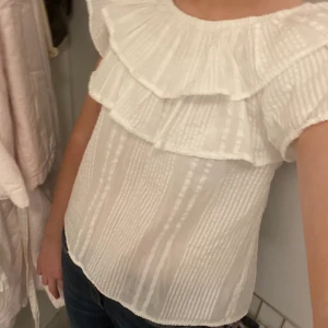 Lindex blus - Jättefin blus ifrån Lindex. Storlek 10-12år, men sitter fint på mig med Xs/S. Bra skick utan defekter. 
