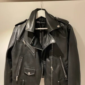 Skinnjacka Zara Ny - Helt oanvänd skinnjacka från ZARA köpt för 599kr säljer för 150kr