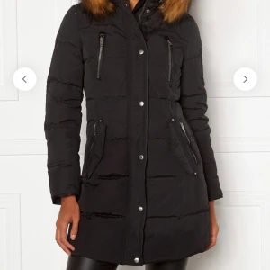 Rock and blue jacka  - Säljer min sparsamt använda rock and blue jacka. Endast använd 2 månader förra vintern. Vill just nu bli av med den så snabbt som möjligt så pris går att diskutera. Fler bilder på jackan kan skickas. Medföljer fuskpäls som går att ta av. Nypris 4500 