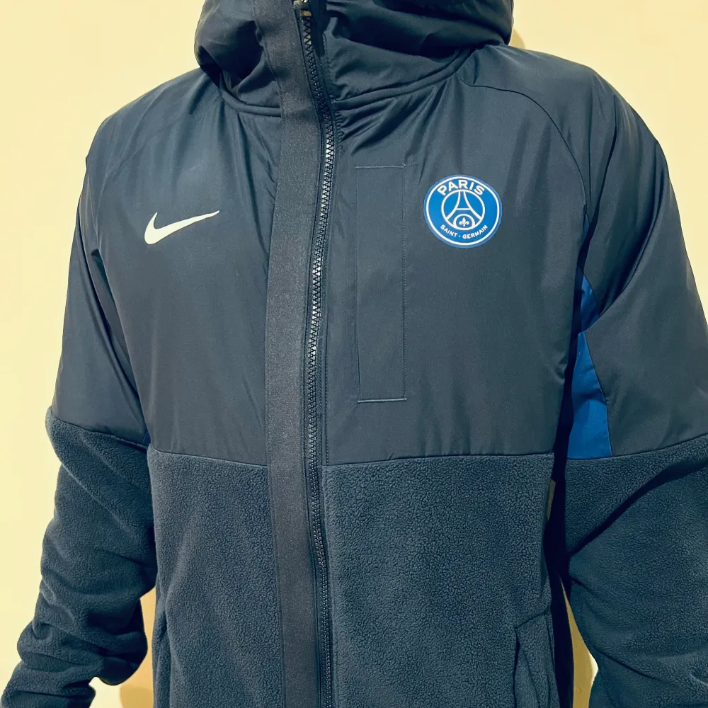 Winter football jacket psg nike. New with label! Never used. Size M, dark blue. Super good quality. New price is 1249 . Jackor.