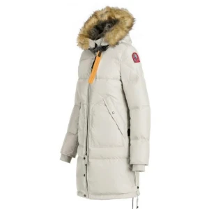 Parajumper jacka  - En vanlig beige long Bear parajumper. Den ser ojämn ut på sista bilden men det är för att jag står på ett visst sätt. Ja vet att min ena ficka har ingen knappt så den går inte att stänga men det är bara att sy på en ny. Pris går även att diskutera 