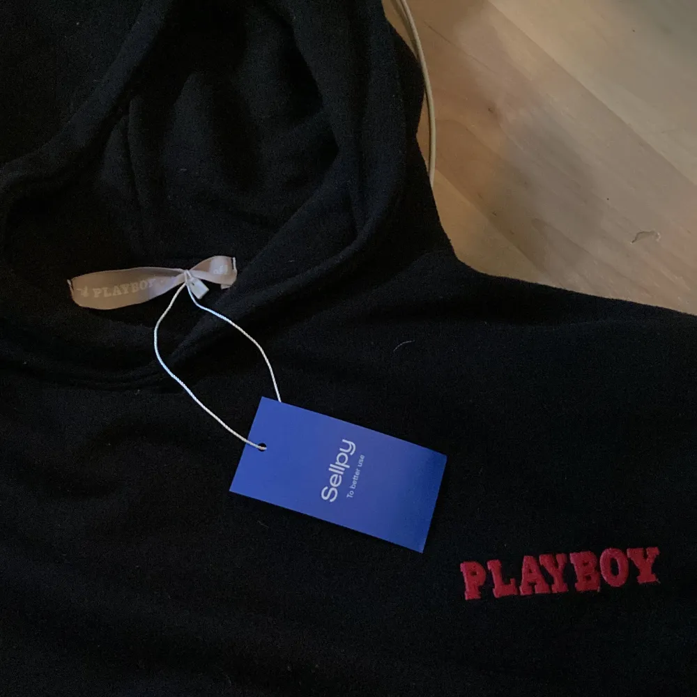 En svart Playboy hoodie i fint skick⚡️⚡️🤍 Köpte på sellpy, men ändrade mig och kan inte skicka tillbaka efter ett visst antal dagar, så säljer vidare den här☺️🤍 Köpte för 300kr och säljer för 250kr +frakt☺️ Om många visar intresse så startar jag budgivning!. Hoodies.