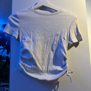 Vit tröja - På sidorna kan man justera och knyta om osv. Betala endast genom Swish tack och skriv provsvar för intresse 